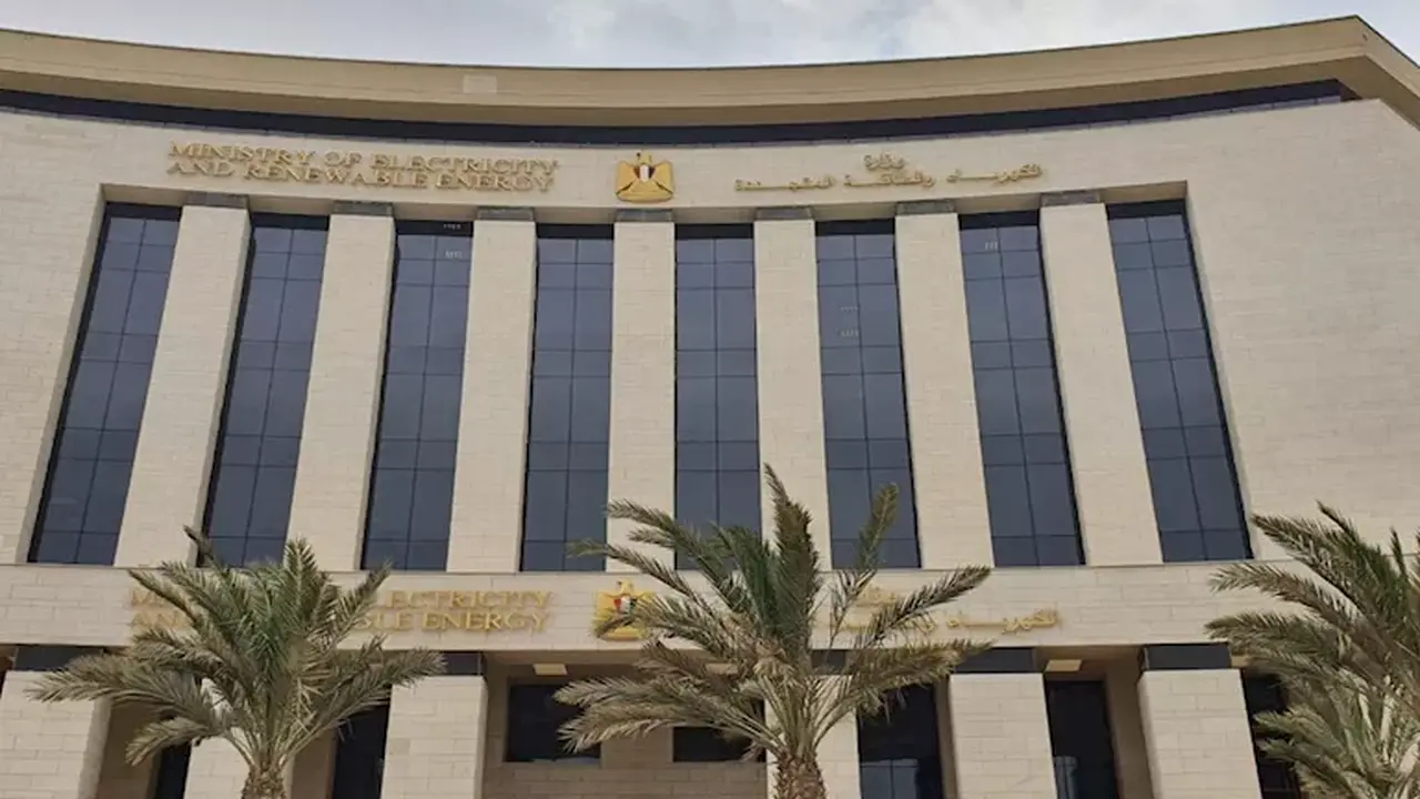 خط كهرباء عملاق في خليج السويس يعزز الطاقة النظيفة